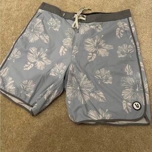 Vuori Men’s Cruise board short size 34